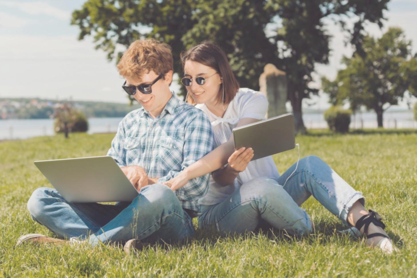 Arbeitsplatz mit Finanzanalysesoftware und Modellierungstools für individuelle Kundenberatung